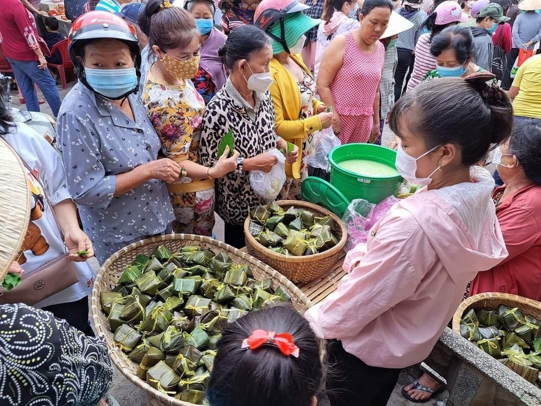 Thưởng thức miễn phí hơn 100 món bánh dân gian tại phiên chợ lá thành phố Tây Ninh